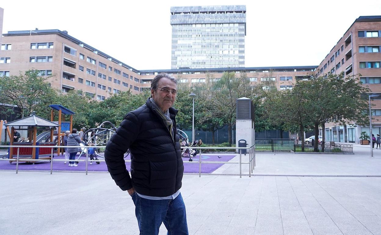 Jorge Letamendia, en la plaza del campo de Atotxa de San Sebastián, zona de VPO donde se vende el polémico piso. 
