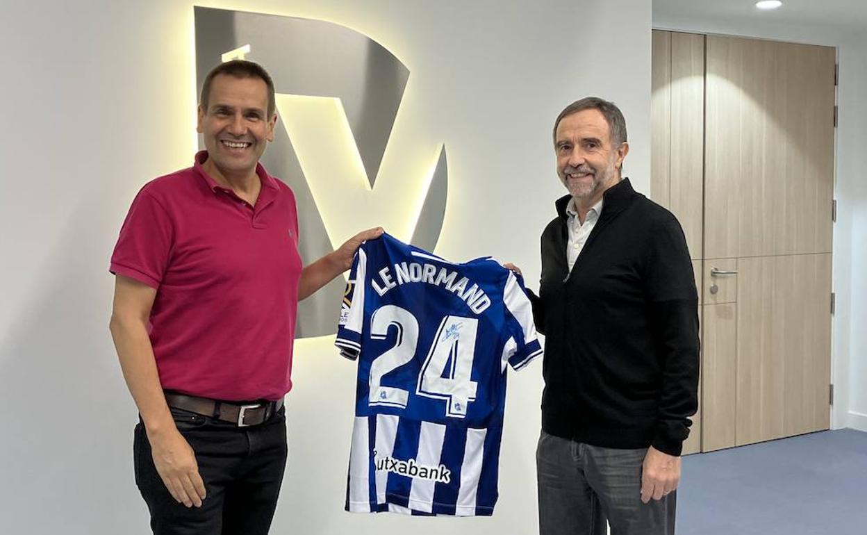 El suscriptor Joseba Erauskin (d) se ha llevado la camiseta de Le Normand en el sorteo del Club DV.