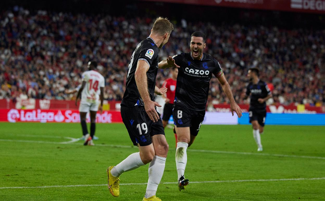 Merino celebra con Sorloth el primer gol anotado en el Pizjuán. 