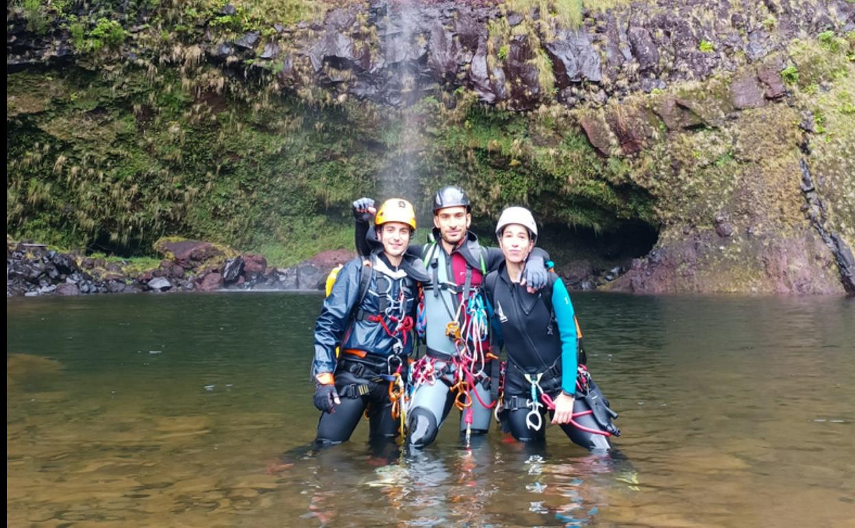 Ibai López, Iherai Martín y Ainhoa Lista en el barranco Ribeira do Lajeado uno de los siete que afrontaron durante su estancia en Madeira.