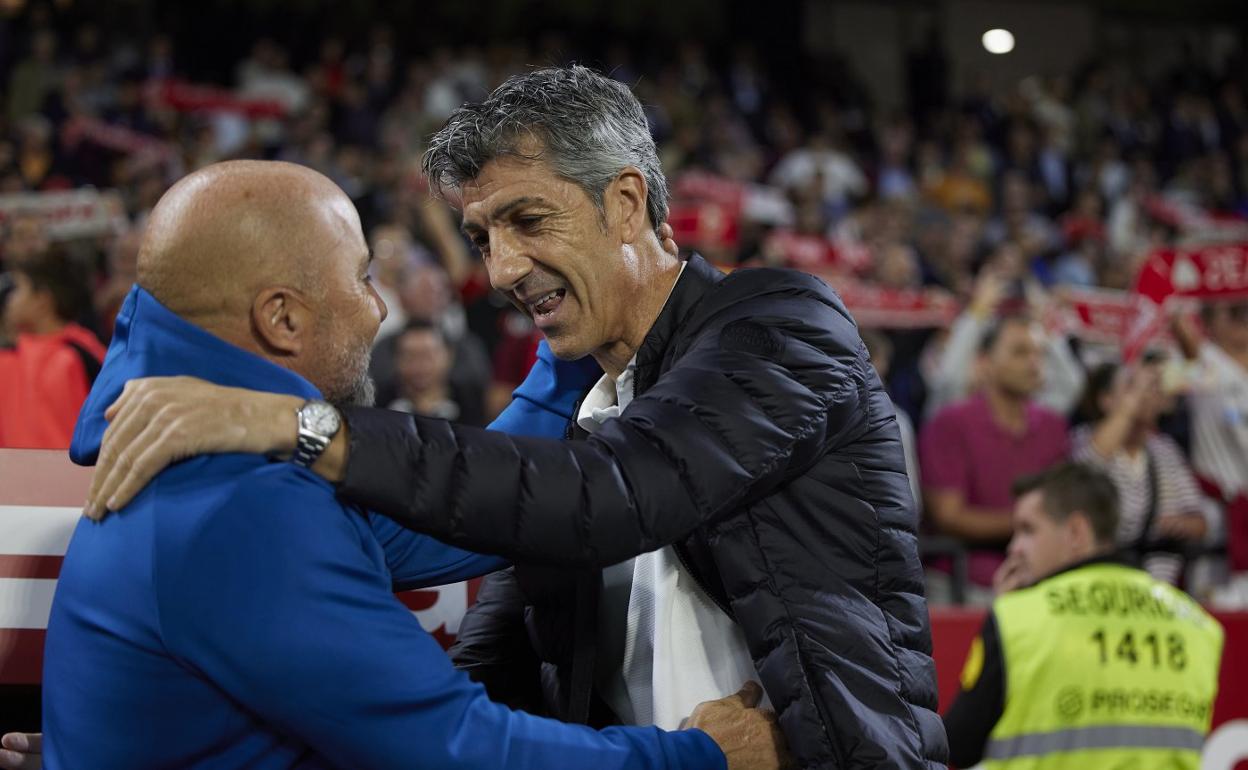 Imanol saluda a Sampaoli antes de comenzar el partido. 