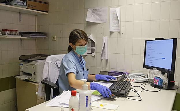 Euskadi cambiará una ley para que Osakidetza pueda contratar a personal extracomunitario