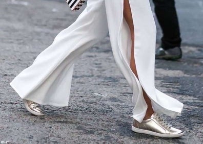 Imagen secundaria 1 - 'Le Cagole' de Balenciaga, deportivas y pantalón metalizados.