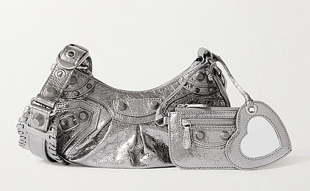 Imagen principal - 'Le Cagole' de Balenciaga, deportivas y pantalón metalizados.