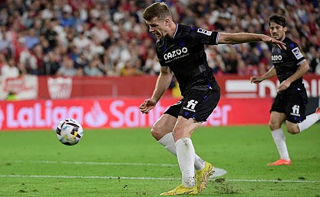 Sorloth marcó un golazo, el primero del encuentro. 