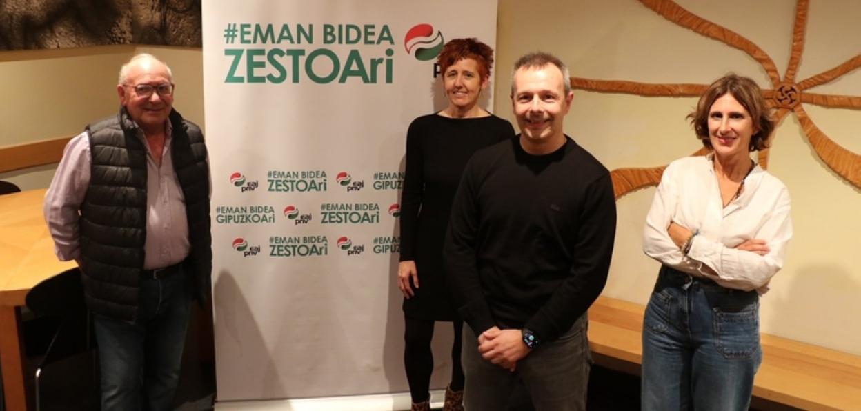 Garikoitz Mendizabal, en el centro, tras su elección. 