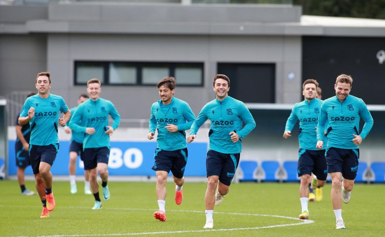 Olasagasti, Turrientes, Silva, Guevara, Gorosabel e Illarramendi trotan sonriendo en el José Luis Orbegozo de Zubieta. 