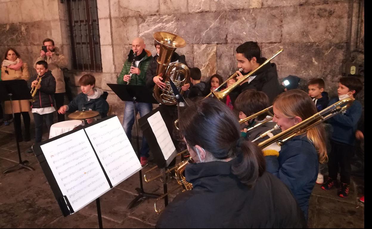 Arrrasate Musikalen Banda Gaztearen emanaldi bat iazko azaroan udaletxeko arkupetan. 