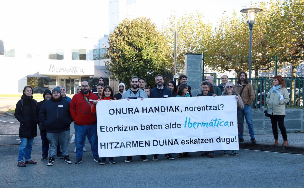 Los trabajadores de Ibermática en San Sebastián en el inicio arranque de la huelga este jueves.
