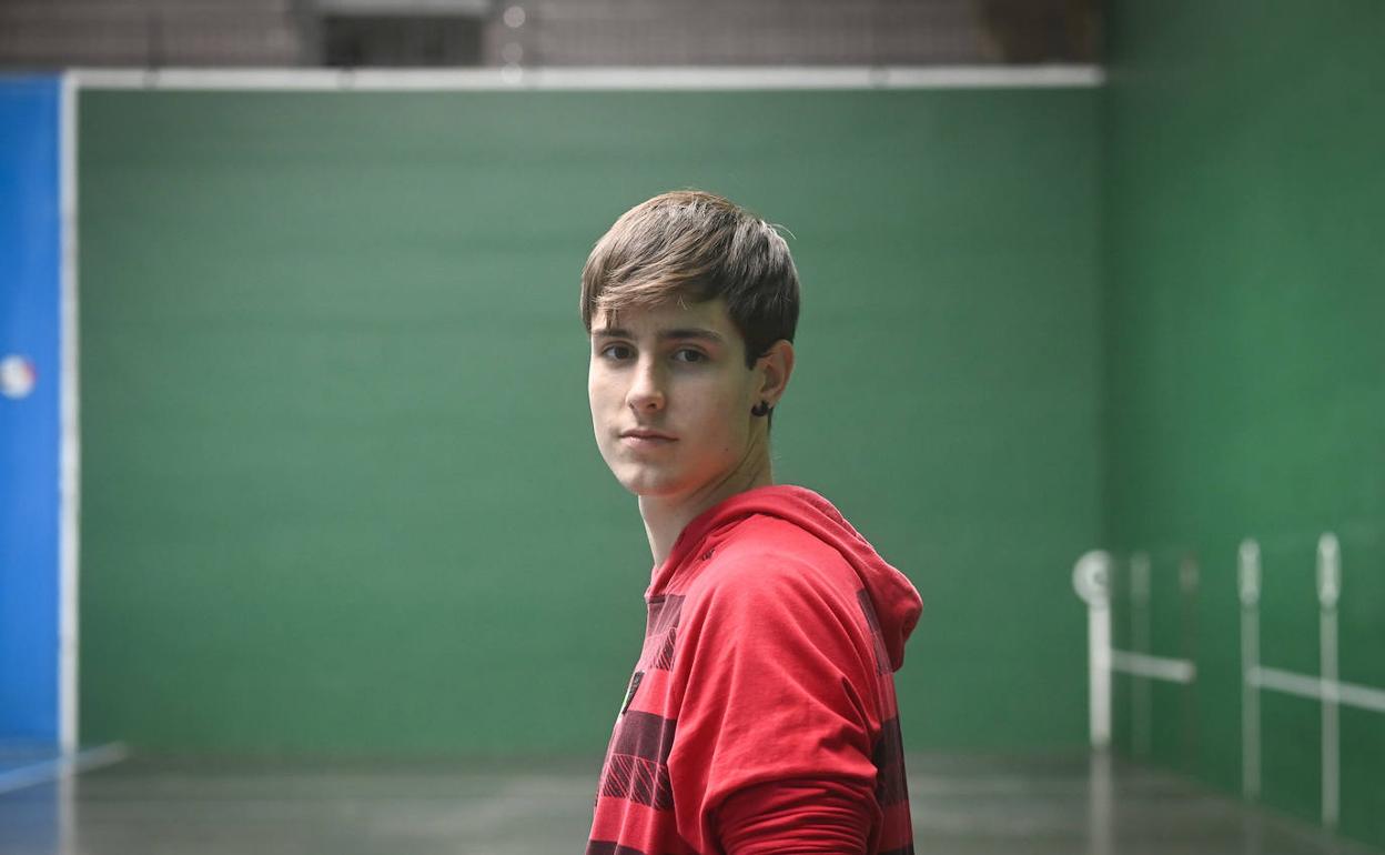 Martxel Iztueta en el frontón de Beotibar, Tolosa, donde debutará este viernes.