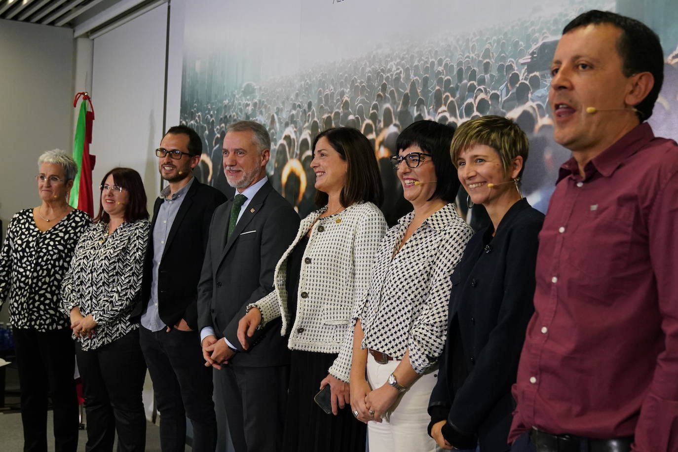 Axun Lasa, Virginia López de Maturana, Unai Belaustegi, Eider Landaberea, Iñigo Urkullu, Beatriz Artolazabal, María Jauregi y Josu Elespe, ayer en el acto de Gogora en Bilbao. 