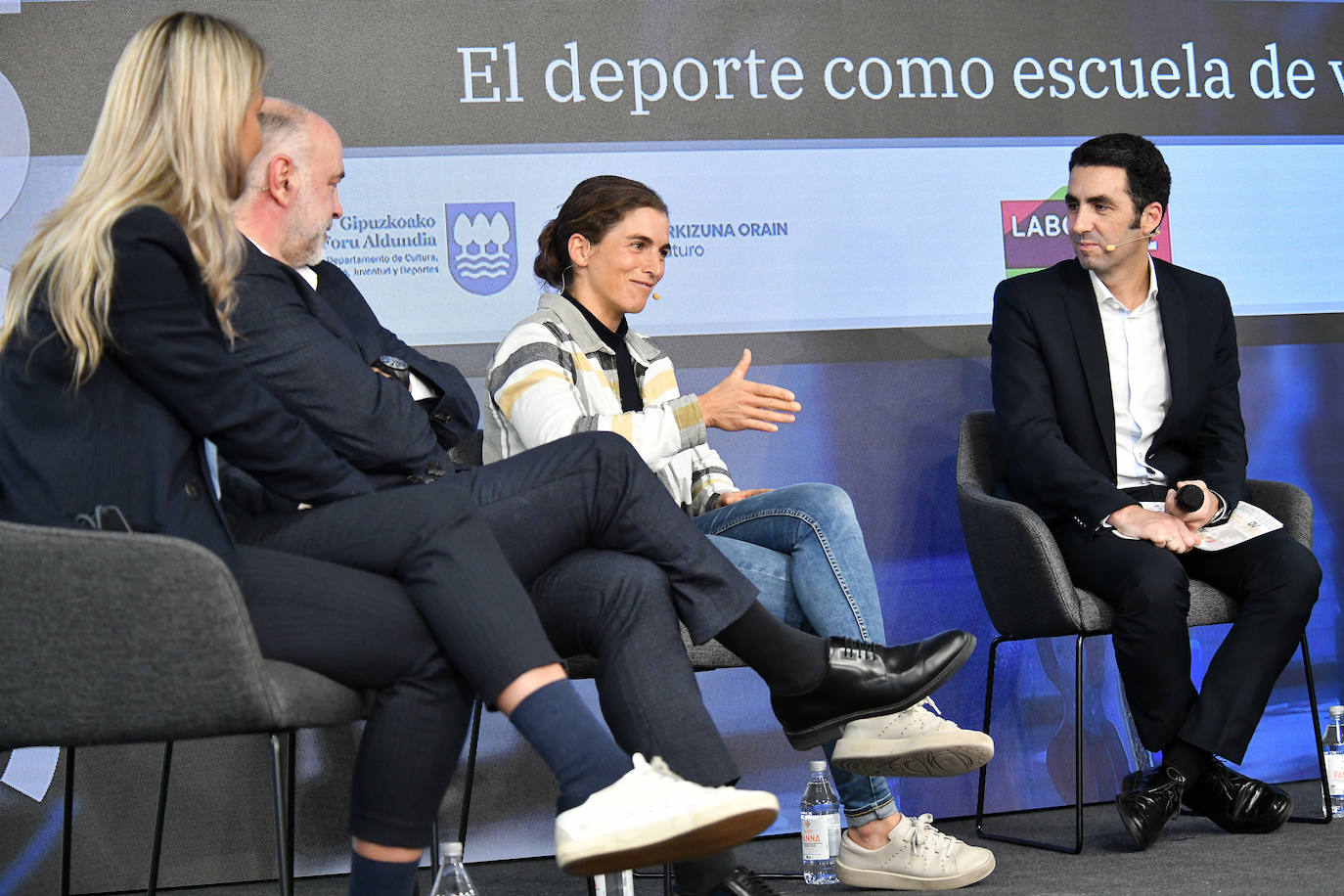 Maialen Chourraut se expresa ante la mirada de Eizagirre, Laso y Vicente. 