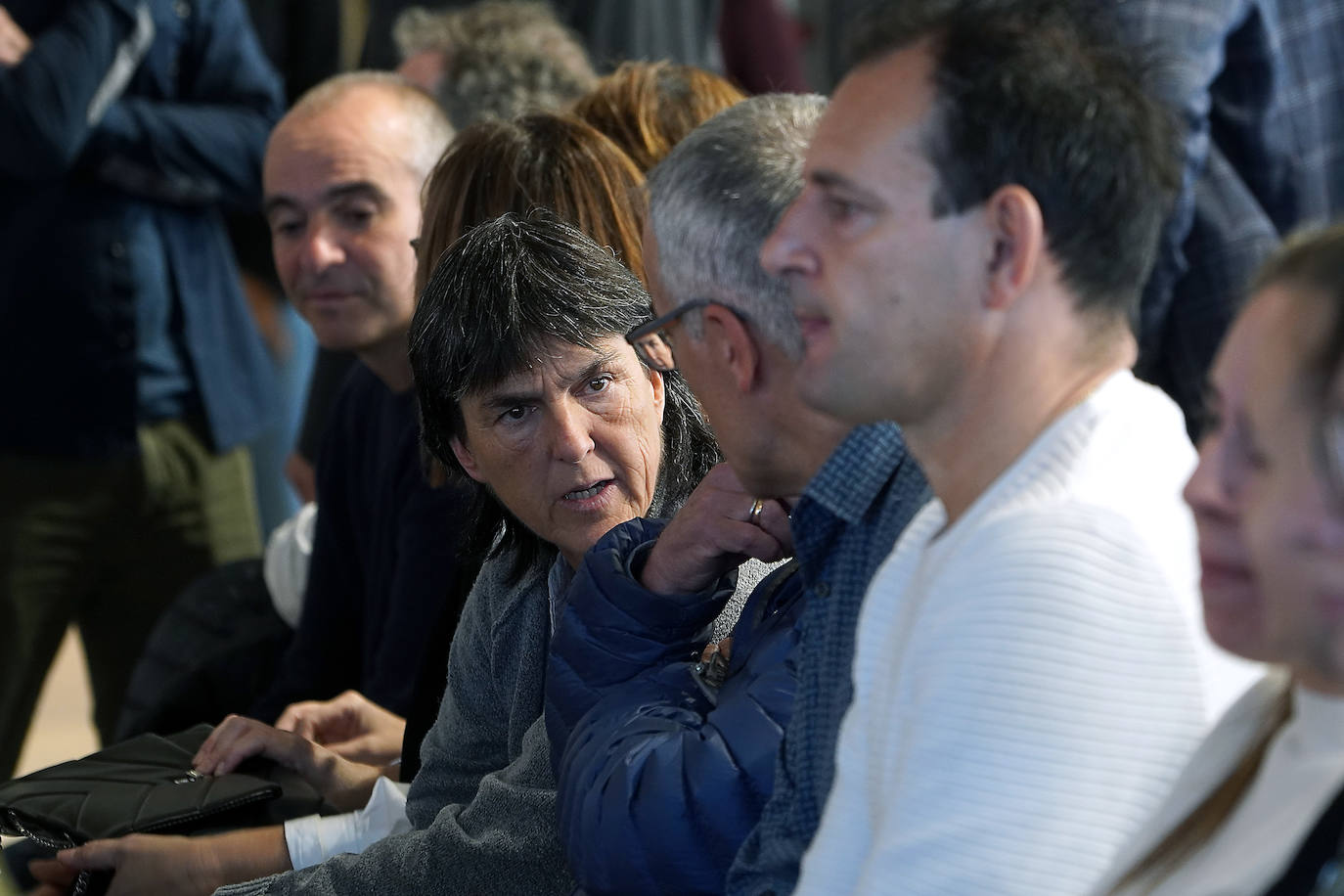 Garbiñe Etxeberria, directora deportiva de la Real Sociedad femenina charla con Manu Díaz. 