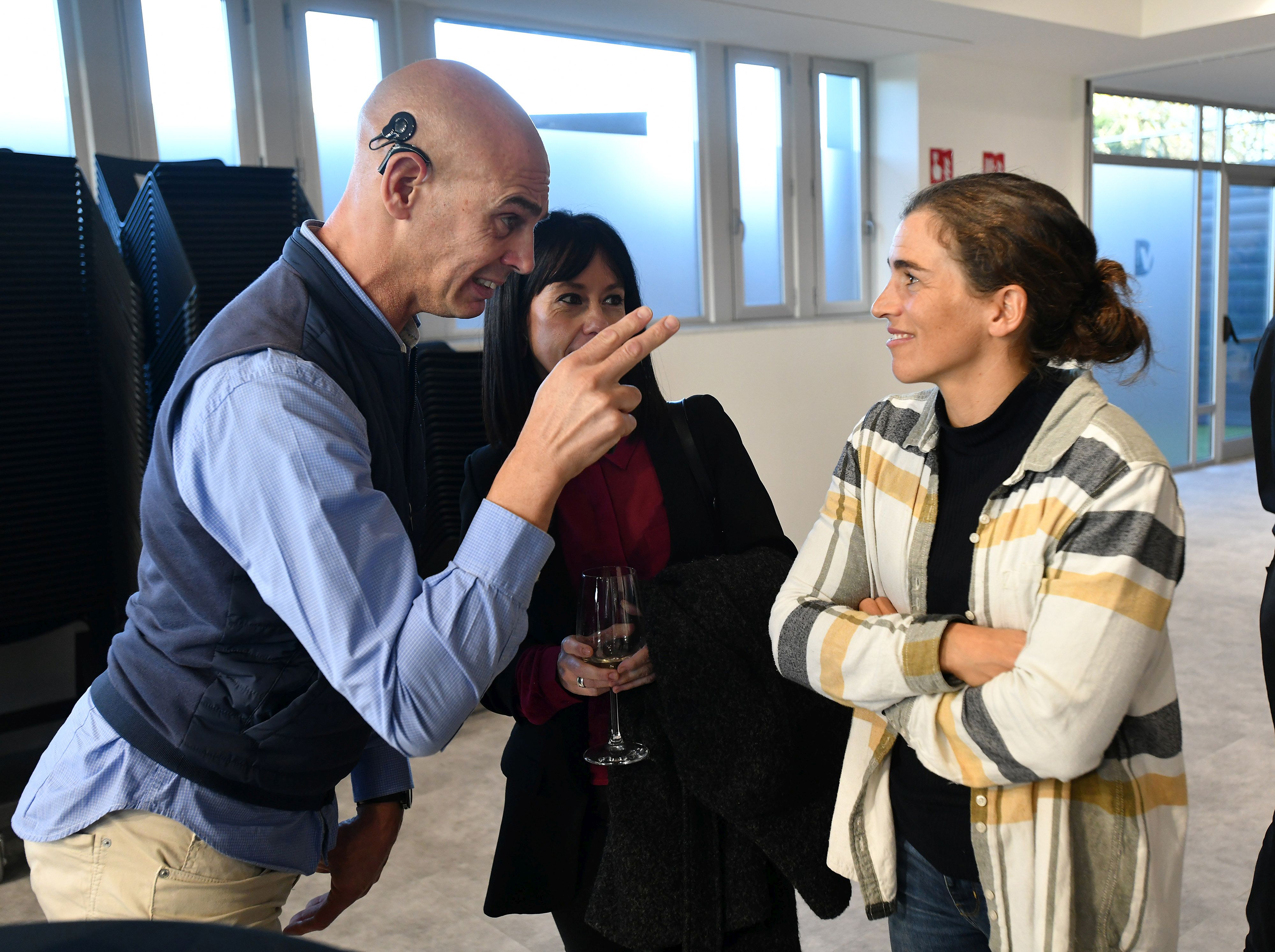 Richard Oribe, con Maialen Chourraut y Elena Etxebarrieta, de Basque Team. 