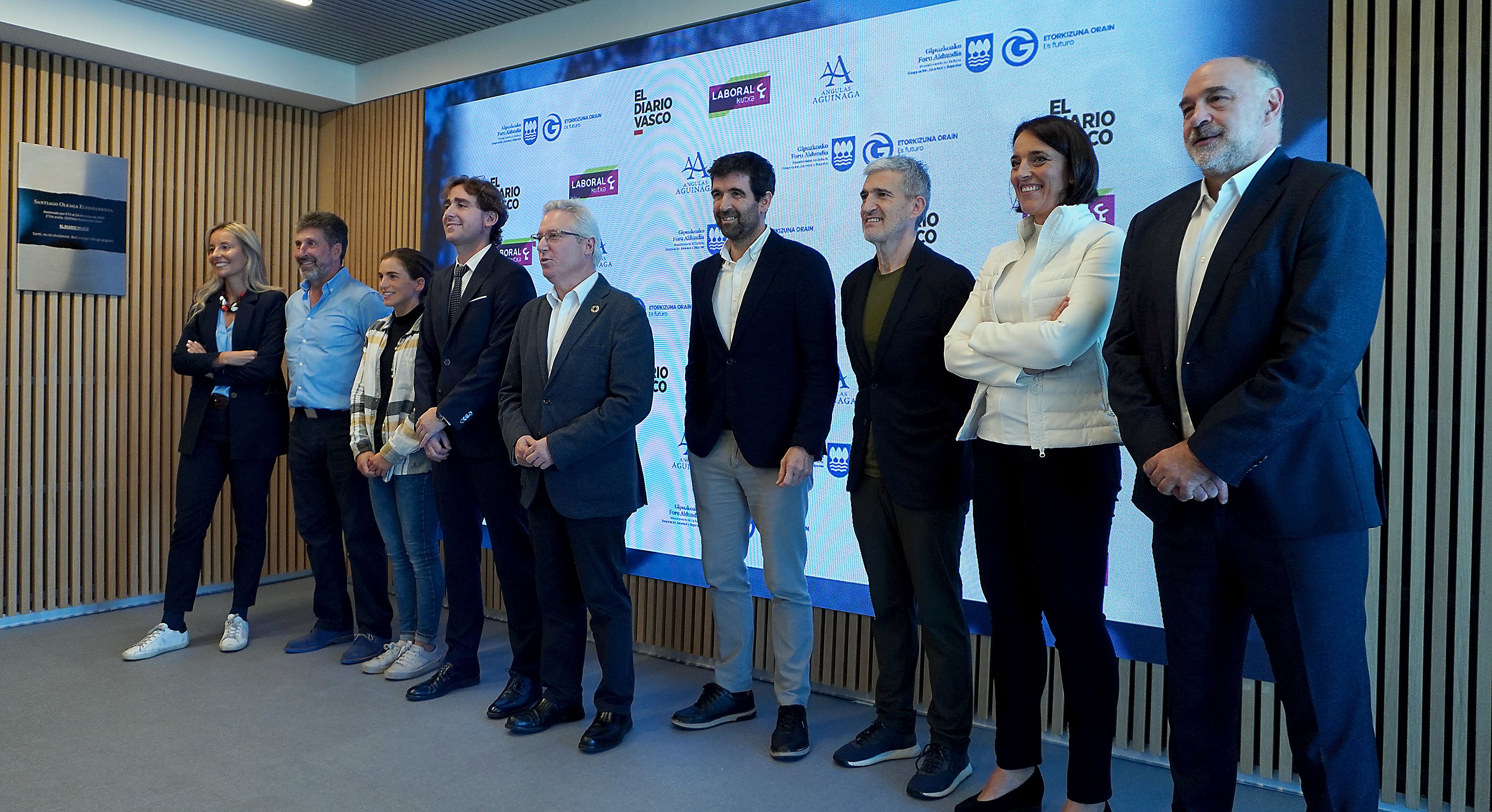 Los invitados a la mesa redonda, con los responsables de DV y el teniente de diputado general Asensio, a su llegada.