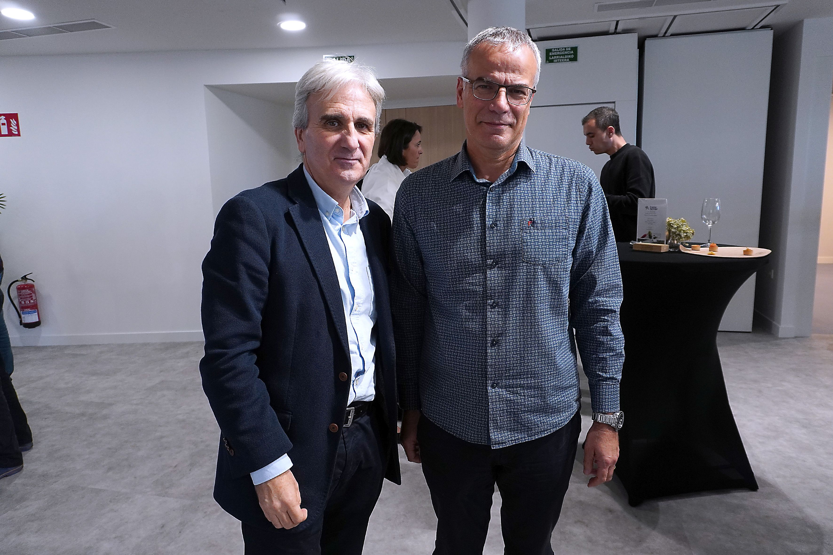 Andoni Iraola, director de RSFundazioa, y Manu Díaz, presidente de la Federación Guipuzcoana de Fútbol. 