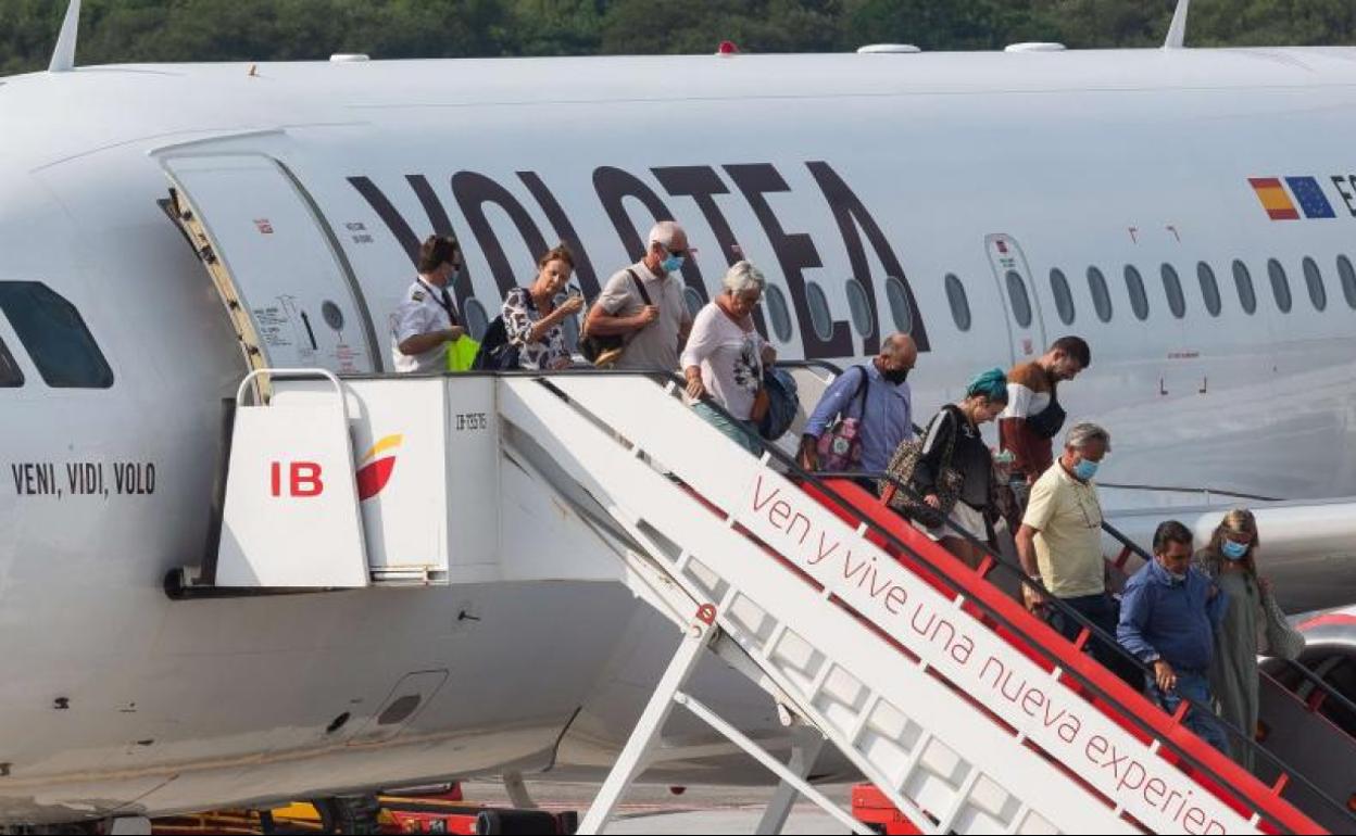Varios pasajeros descienden de un vuelo de Volotea en la pista del aeropuerto de Hondarribia.