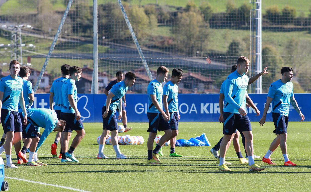 Los jugadores de la Real Sociedad se ejercitan en el entrenamiento de este viernes en Zubieta.