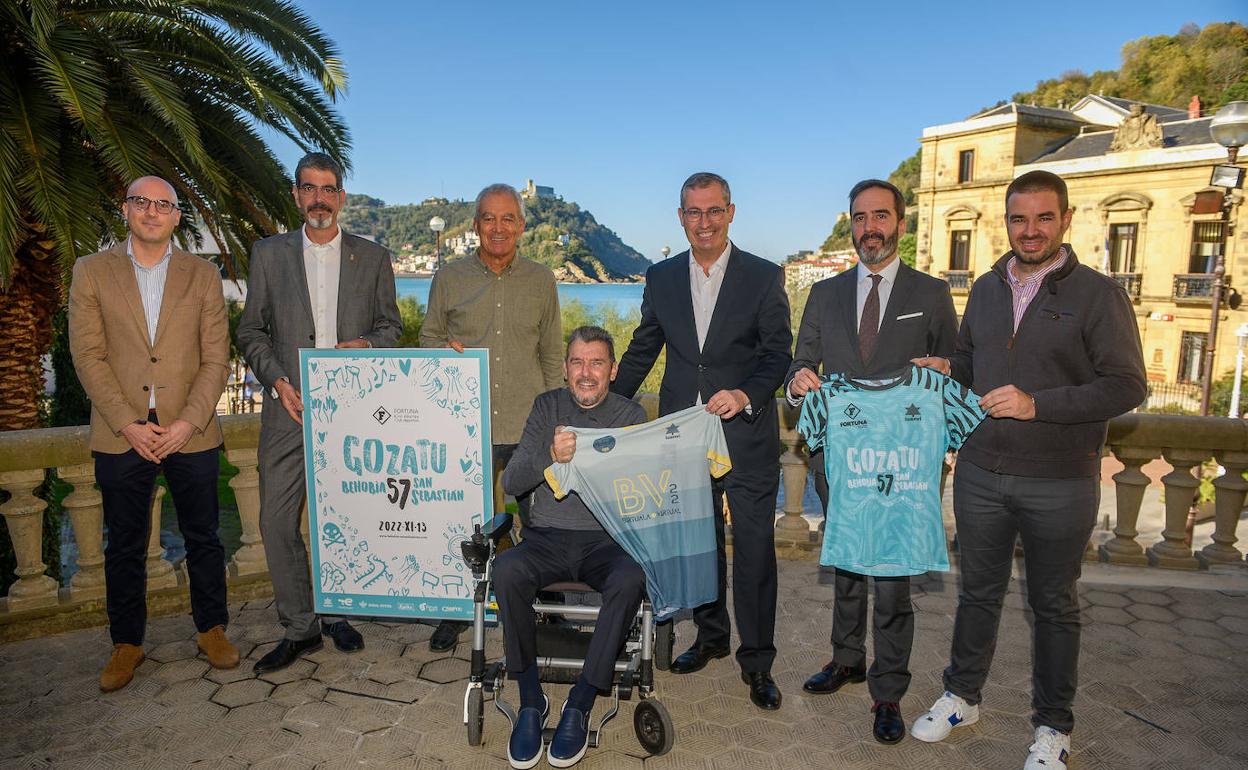 El exportero Juan Carlos Unzué, con representantes institucionales y de la Behobia-San Sebastián, ayer en la presentaciónde la carrera.