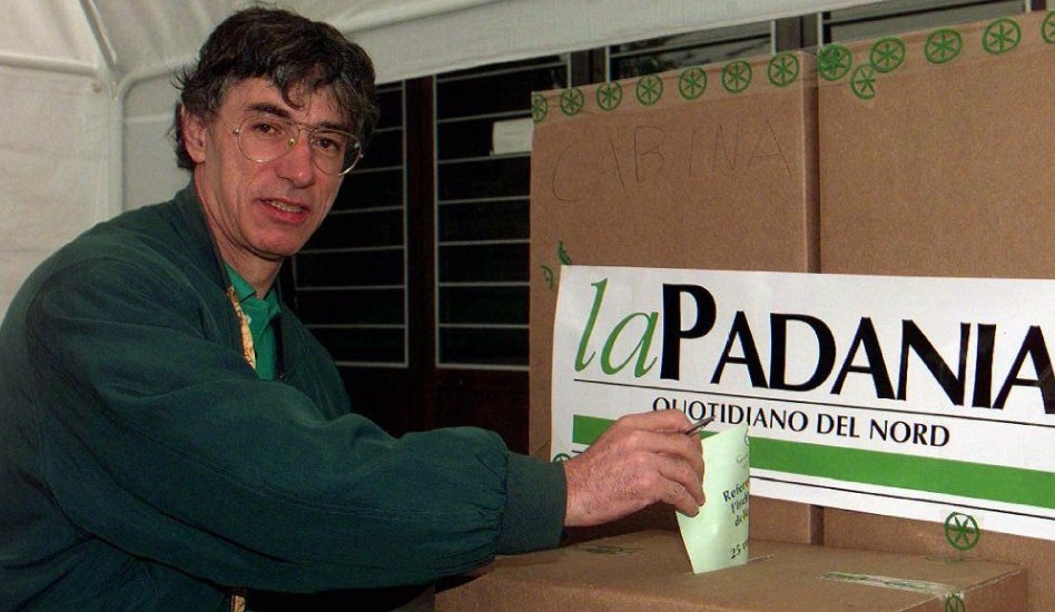 El líder del partido Liga Norte, Umberto Bossi, emite su voto en Gemonio, norte de Italia, el domingo 25 de mayo de 1997, durante un referéndum organizado por su partido en busca del apoyo popular para la separación del norte del resto de Italia.