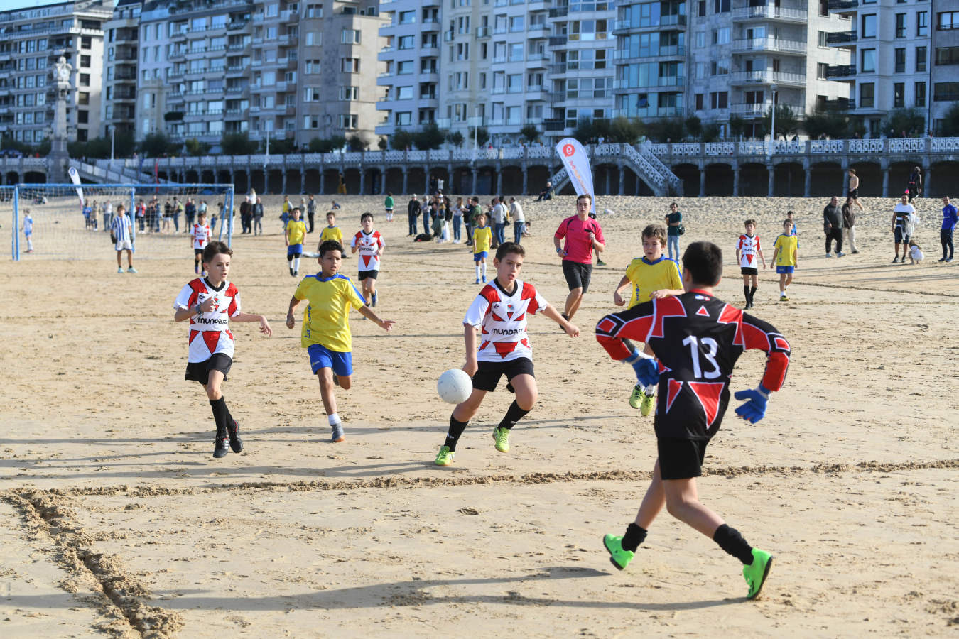 Fotos: Comienza la temporada de fútbol playero en Donostia