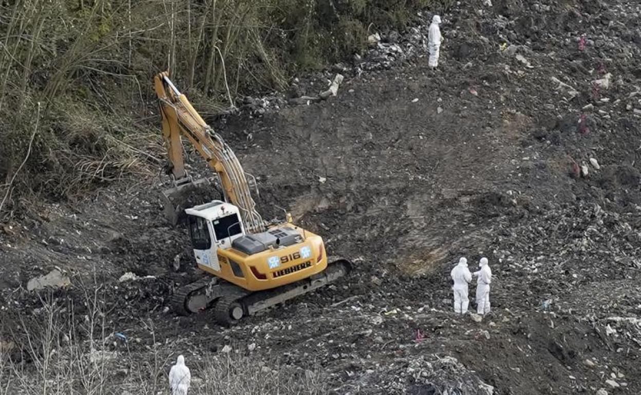Labores de desescombro que se realizaron en el vertedero de Zaldibar tras el derrumbe.