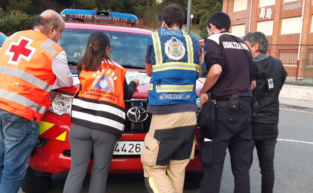 Miembros del equipo de rescate.