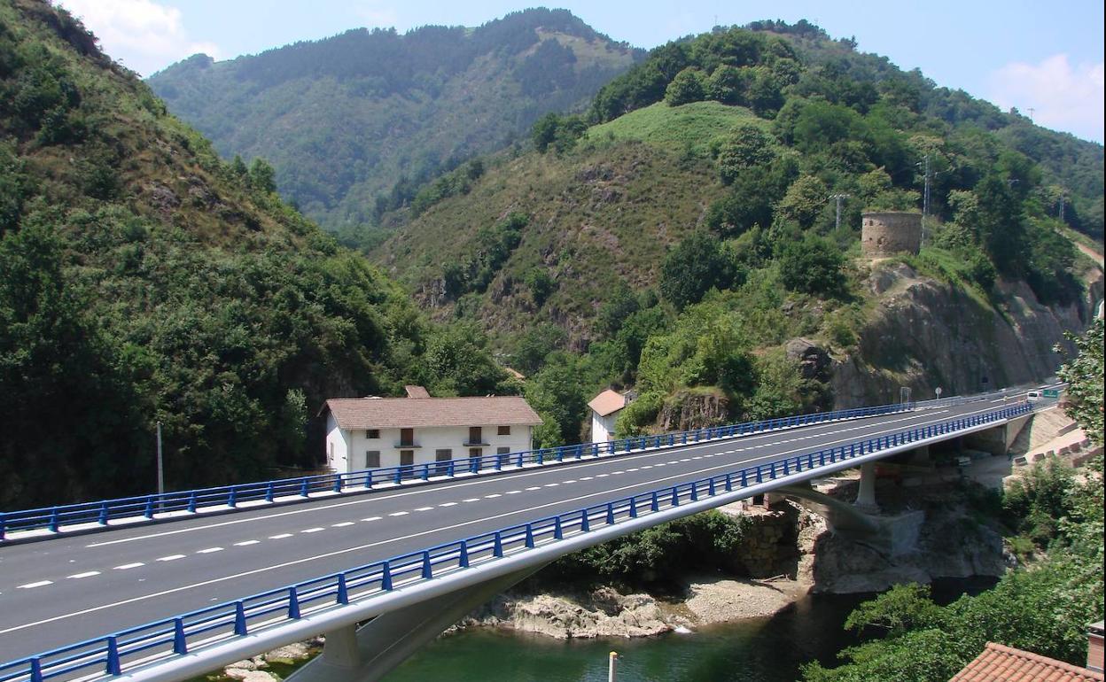Vista del viaducto de Endarlatsa de la N-121-A. 