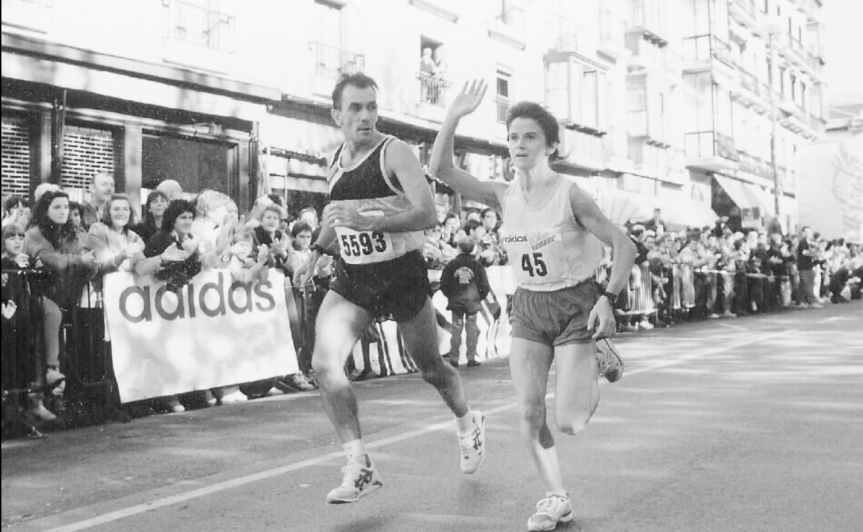 La atleta María Luisa Irizar entrando como ganadora de la Behobia - San Sebastián de 1994. 