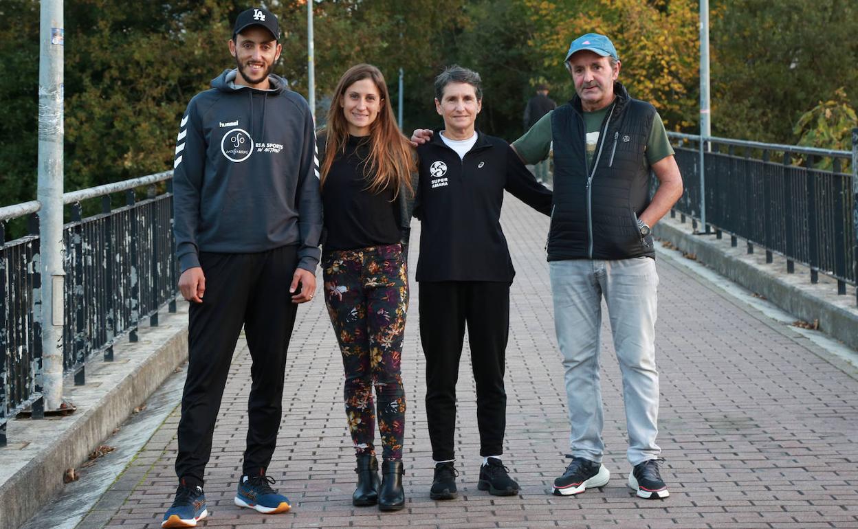 Chakib Lachgar, Elena Silvestre, Rosi Talavera y Pello Garín se reunieron el viernes en la zona de Anoeta convocados por DV. 