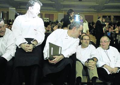 Imagen secundaria 1 - Arriba, Nueva York visitó el congreso con sus mejores chefs. A la derecha el fallecido Anthony Bourdain. En medio, Roca, Berasategui, Adrià, Arbelaitz y Arzak. Debajo, Christian Millau y Ren´e Redzepi. 