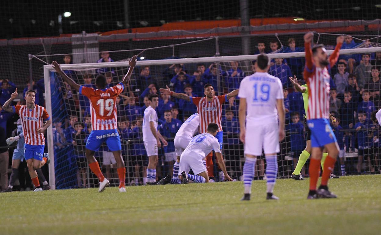 Los jugadores del Sporting de Gijón celebran el gol de Cristo en la prórroga que eliminó al Beasain. 