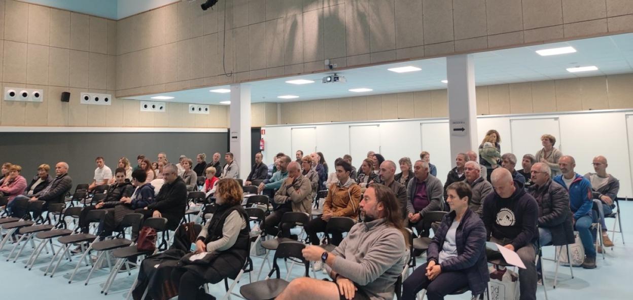Los donantes homenajeados este año posaron con las autoridades y responsables de la Asociación tras el homenaje realizado en Elkargunea. 