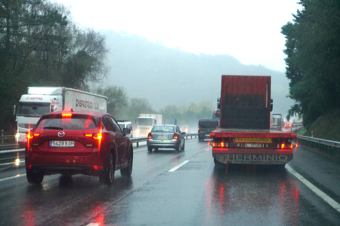 Fotos: Más de 4 kilómetros de retenciones tras un accidente en la AP-8 en Zarautz dirección Bilbao