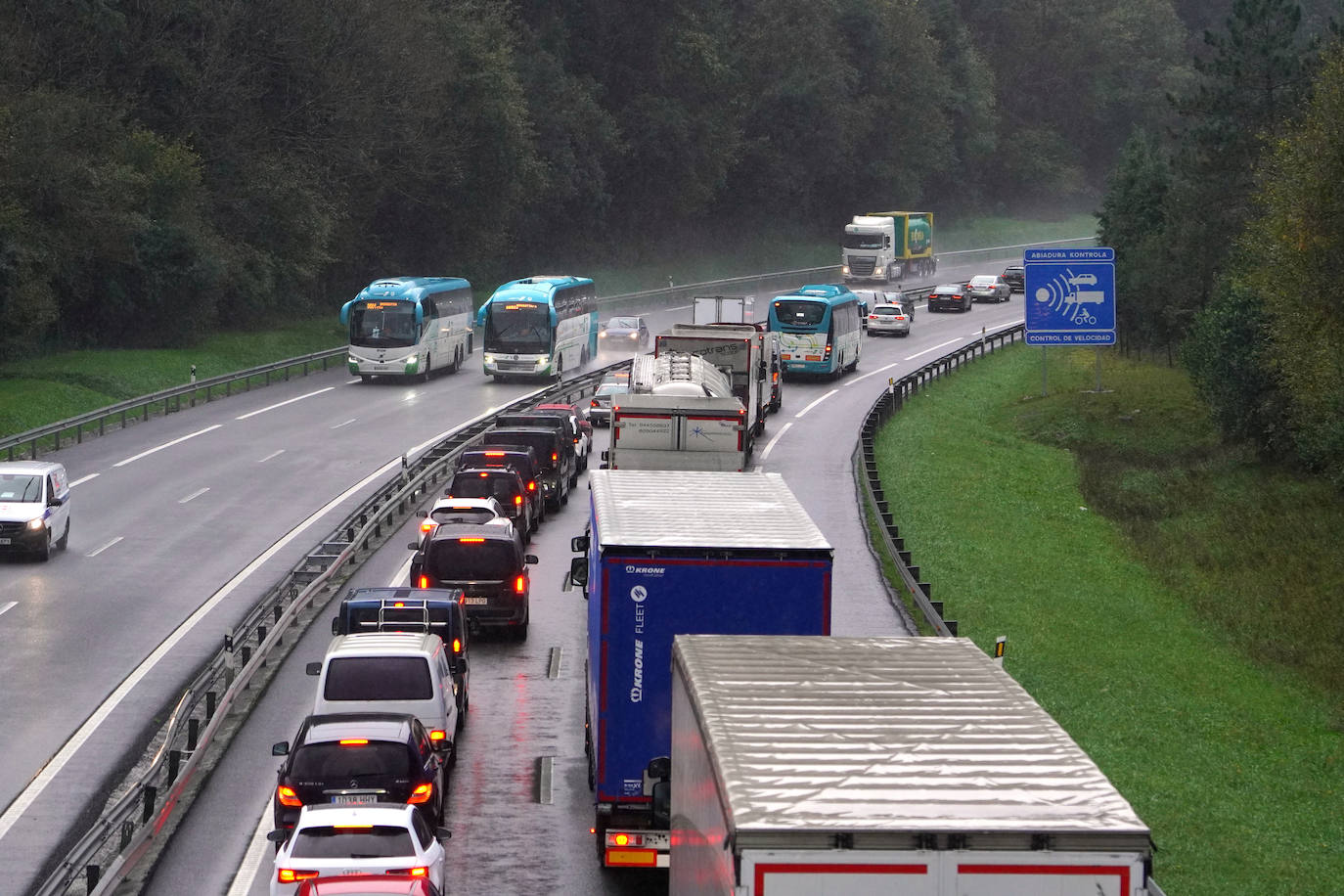 Fotos: Más de 4 kilómetros de retenciones tras un accidente en la AP-8 en Zarautz dirección Bilbao