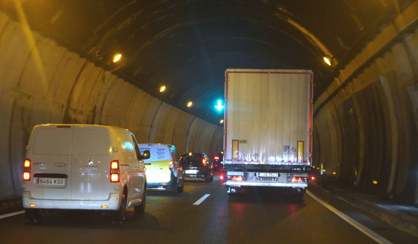 Fotos: Más de 4 kilómetros de retenciones tras un accidente en la AP-8 en Zarautz dirección Bilbao