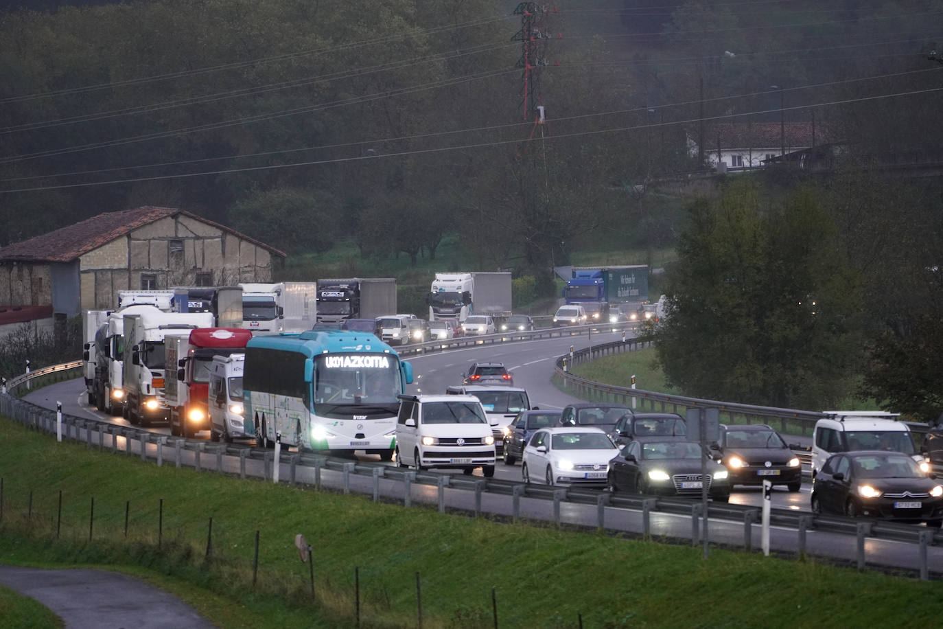 Fotos: Más de 4 kilómetros de retenciones tras un accidente en la AP-8 en Zarautz dirección Bilbao