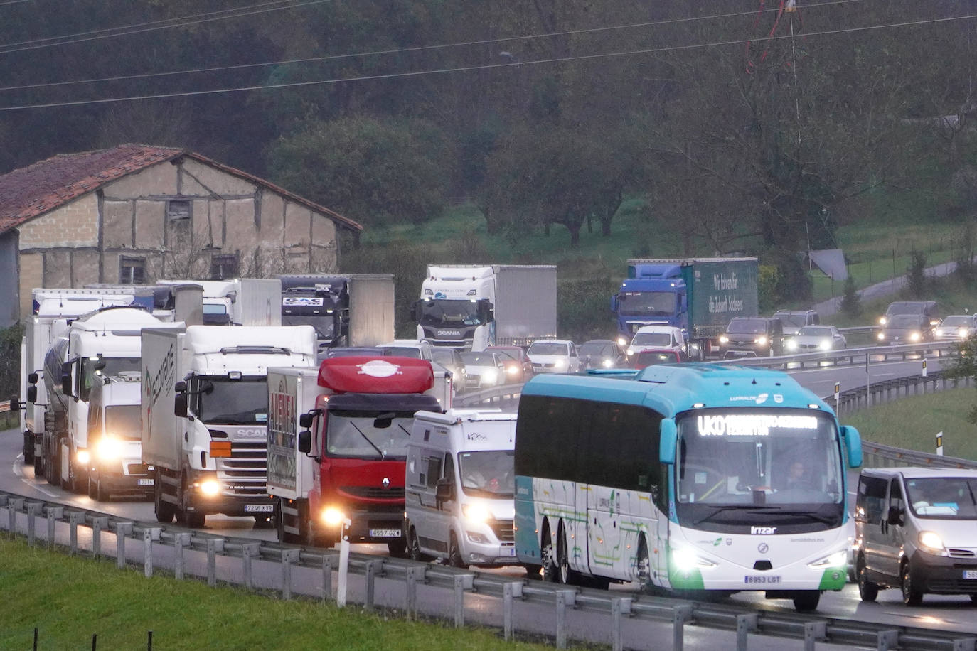 Fotos: Más de 4 kilómetros de retenciones tras un accidente en la AP-8 en Zarautz dirección Bilbao