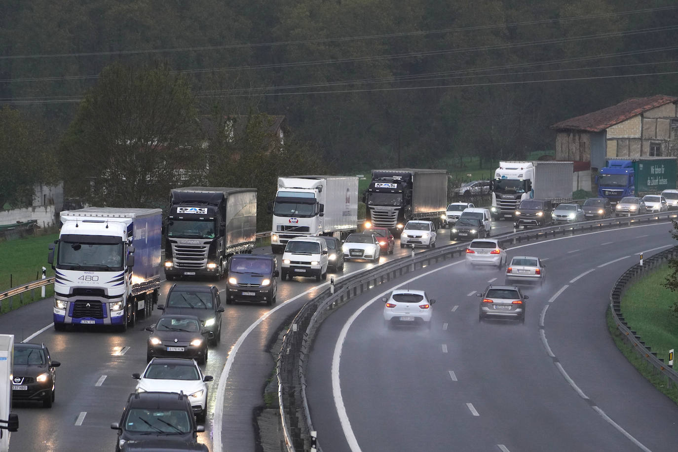 Fotos: Más de 4 kilómetros de retenciones tras un accidente en la AP-8 en Zarautz dirección Bilbao