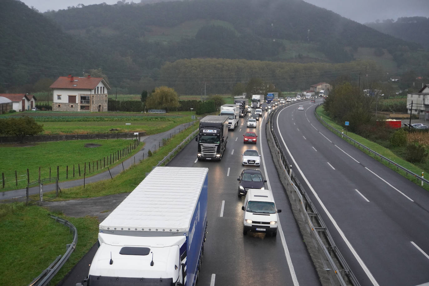 Fotos: Más de 4 kilómetros de retenciones tras un accidente en la AP-8 en Zarautz dirección Bilbao
