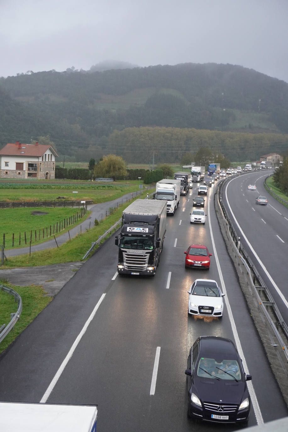 Fotos: Más de 4 kilómetros de retenciones tras un accidente en la AP-8 en Zarautz dirección Bilbao