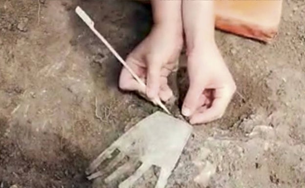 Extracción de la pieza con palillo en el yacimiento. 