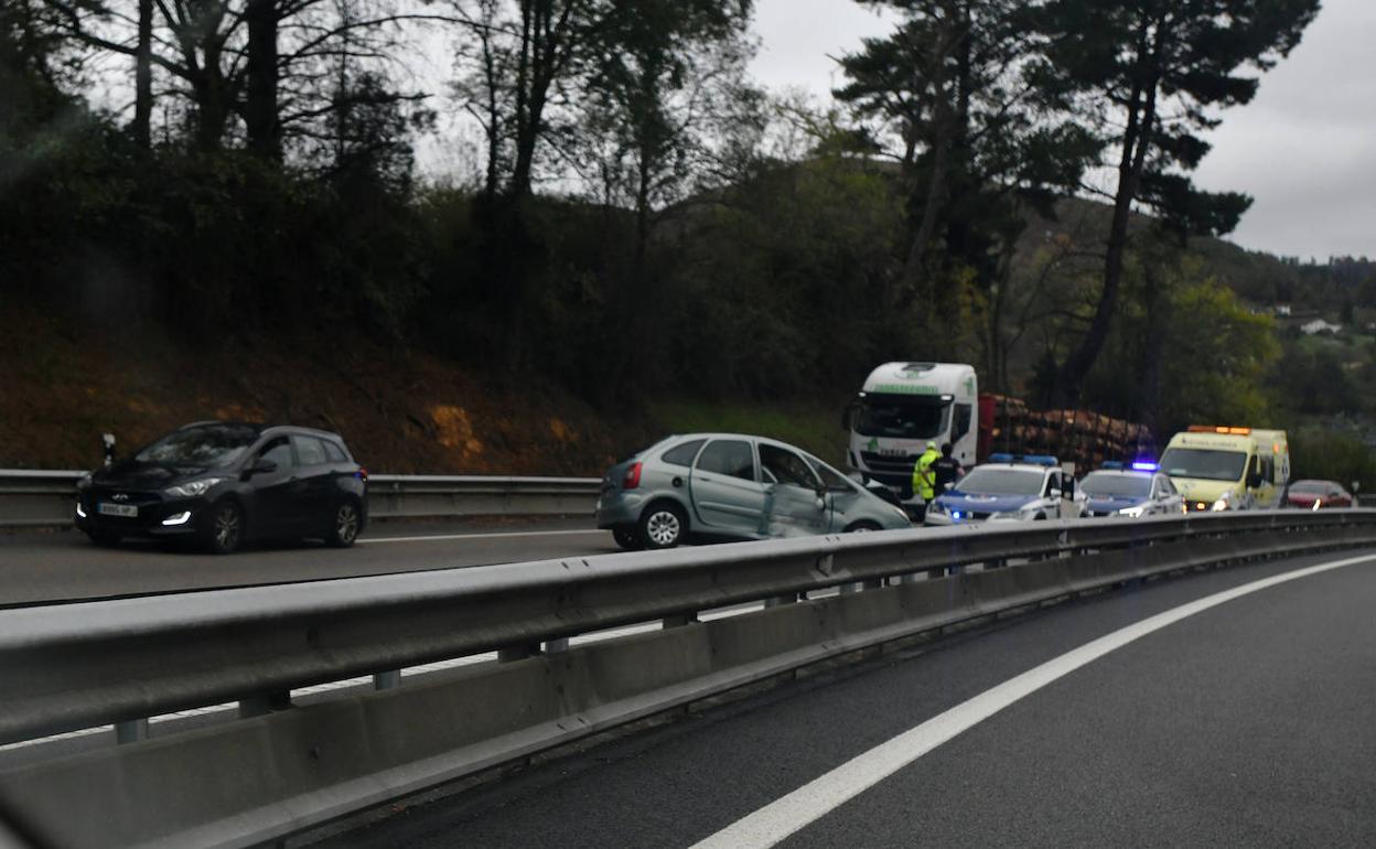 Accidente de Elgoibar en el que un turismo ha quedado en medio de la calzada. 