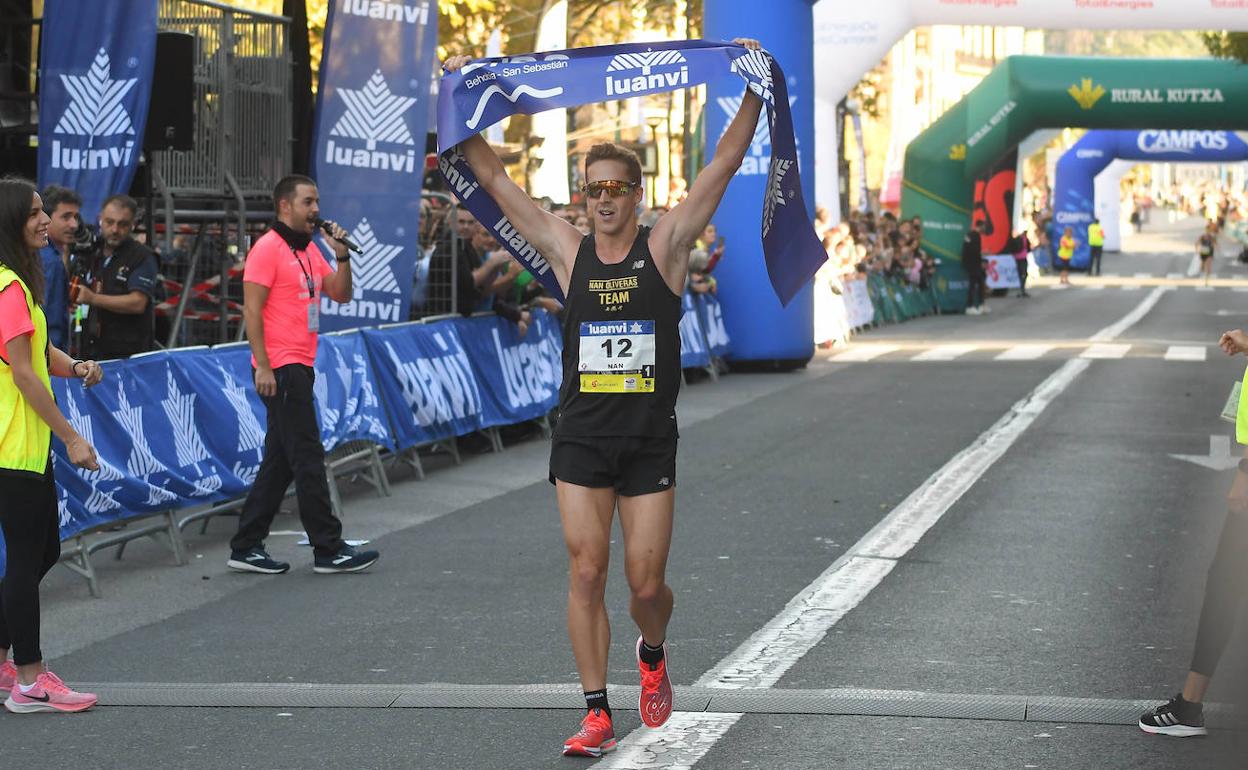 Nan Oliveras entra en meta como ganador de la Behobia-San Sebastián. 