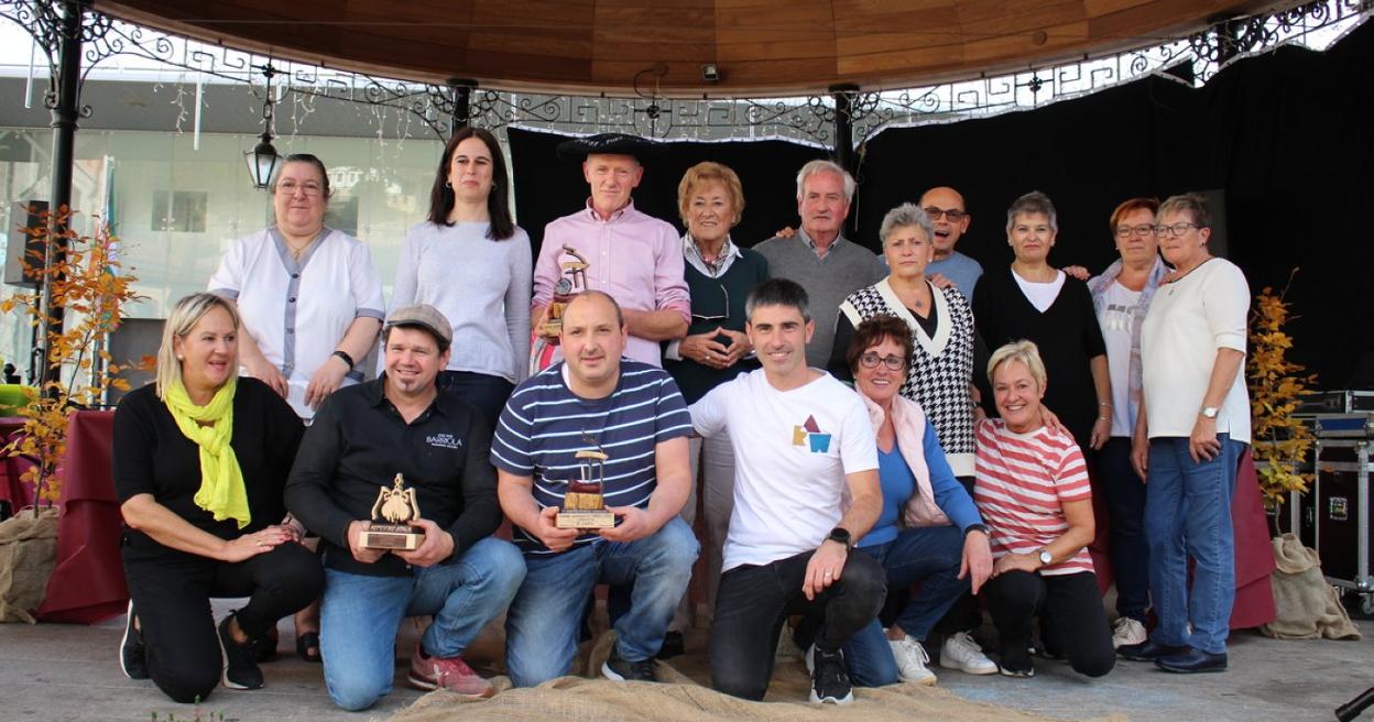 Saridunak gainerako antolatzaile eta epamahaikideekin batera. 