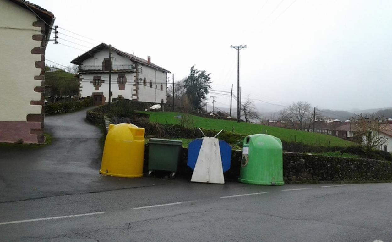 Contenedores que se utilizan en la recogida de residuos en Baztan. 