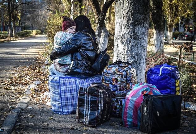 Personas evacuadas de la región de Jersón llegan al centro de alojamiento temporal en Dzhankoi, Crimea, el 14 de noviembre. Según el comandante del Grupo Conjunto de Fuerzas en la zona de la llamada «Operación Militar Especial», Sergéi Surovikin, más de 115.000 personas fueron evacuadas de la orilla derecha del río Dnipro.