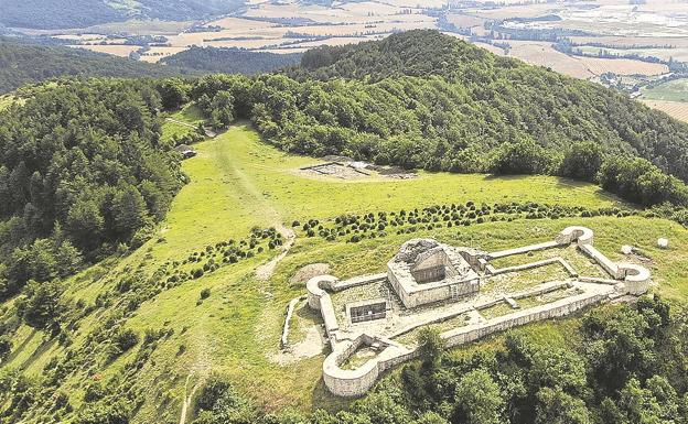 Imagen principal - El monte Irulegi, en Aranguren, con su castillo medieval en la cima. Cerca están los restos de las viviendas. Javier Velaza, Carmen Usúa y Joaquín Gorrochategui, en pleno trabajo de verificación. Mattin Aiestaran, director de los trabajos de Aranzadi. 