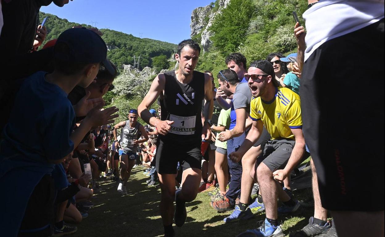 Kilian Jornet jaleado por los aficionados en la Zegama-Aizkorri del pasado año en la que se volvió a imponer estableciendo un nuevo récord de la prueba. 
