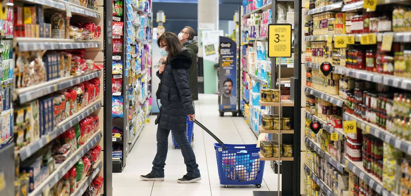 Varios clientes compran en un supermercado de San Sebastián